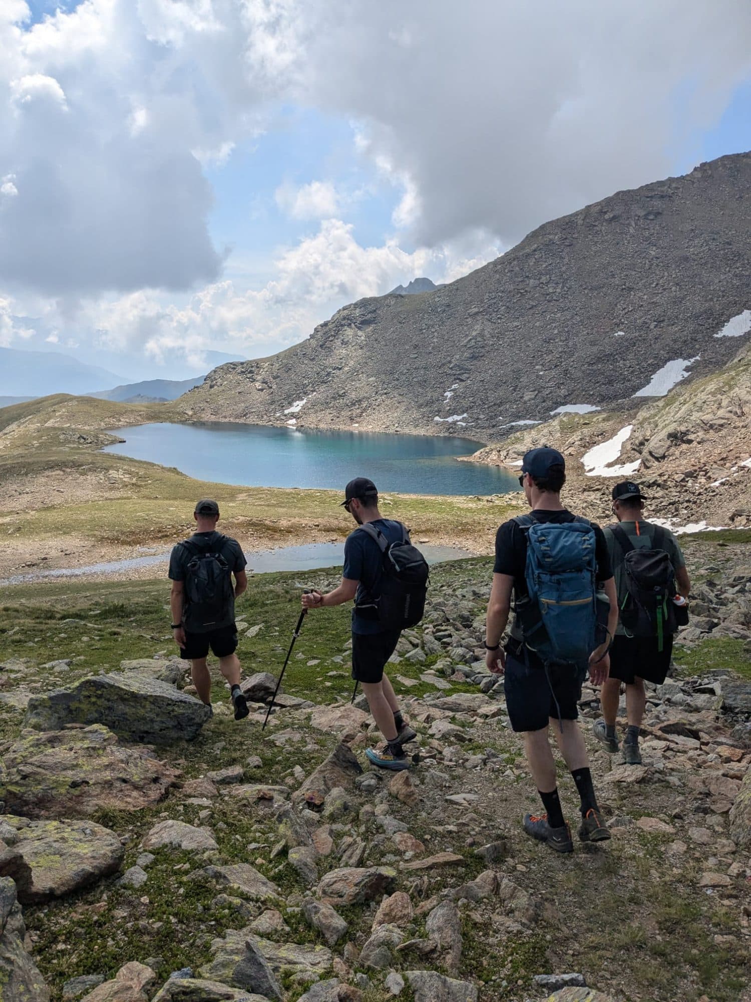 Wandergruppe auf dem Weg hinunter zu einem Bergsee