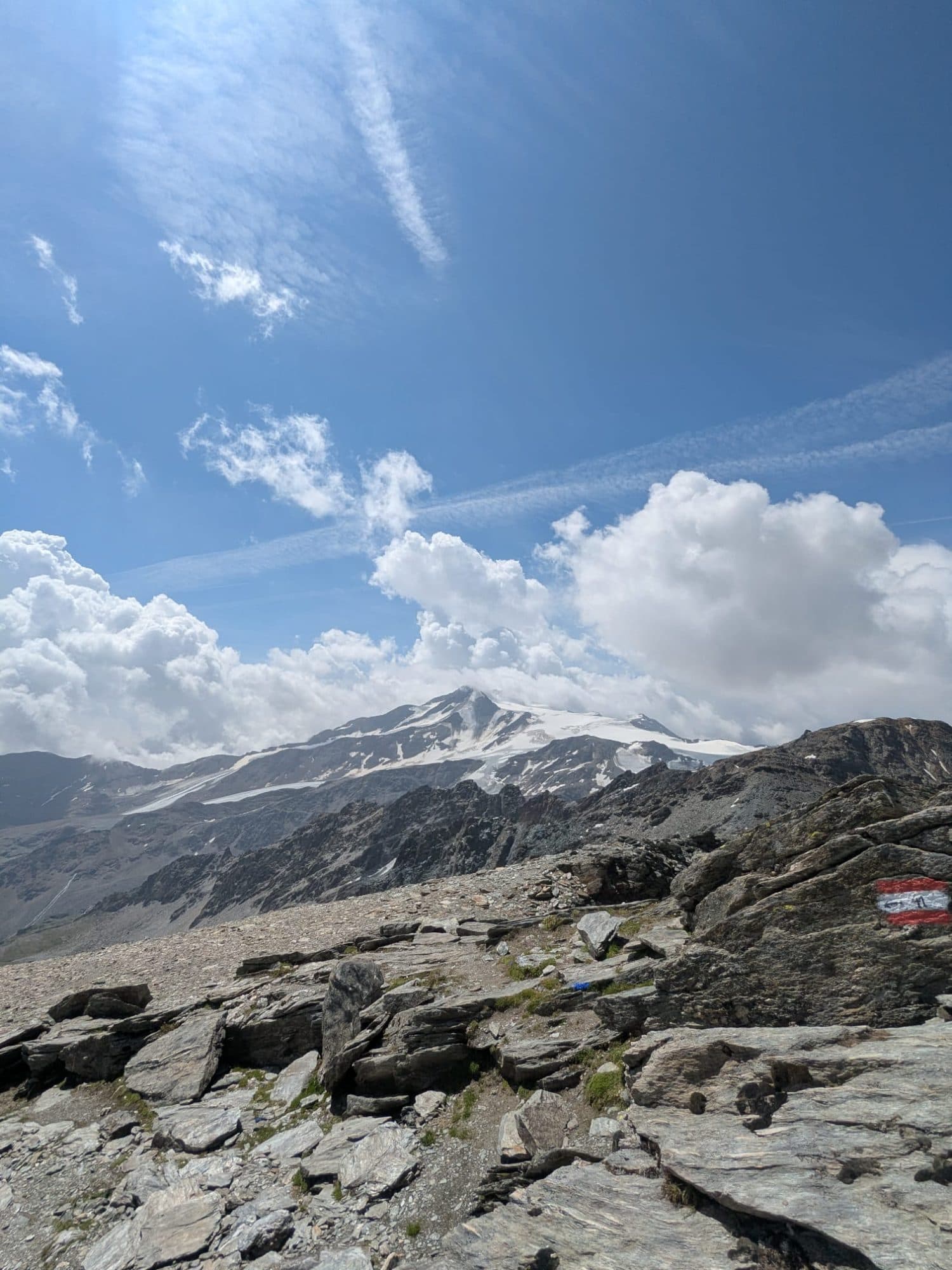 Markierter Höhenweg mit Blick auf vergletscherte Gipfel